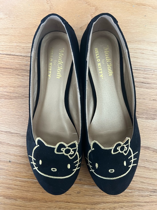 Modcloth Shoes - ModCloth x Hello Kitty Amble Companion Flats Black Gold Embroidered Size 8